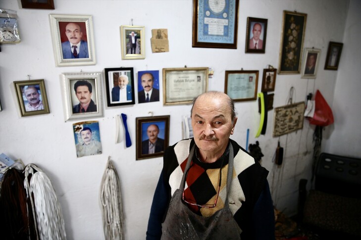 Këpucari e mban gjallë kujtimin e miqve me fotografitë në muret e dyqanit të tij