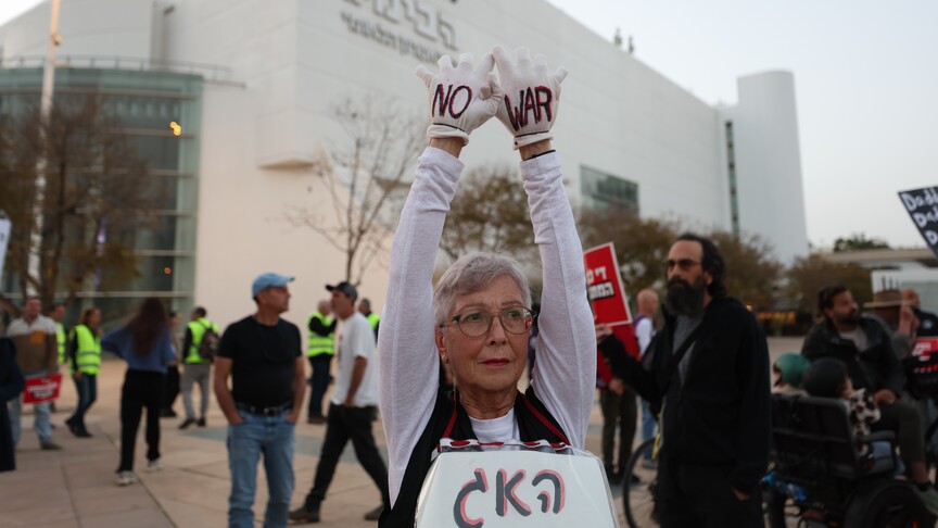 Tel Aviv'de İsrailli bir grup savaş karşıtı protesto düzenledi