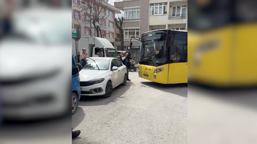 Avcılar'da yola park edilen otomobil İETT otobüslerinin geçişini engelledi