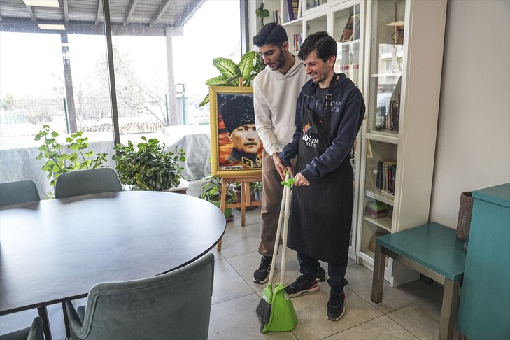 Turqi  personat me autizëm punojnë dhe shoqërohen me njerëz në një kafene