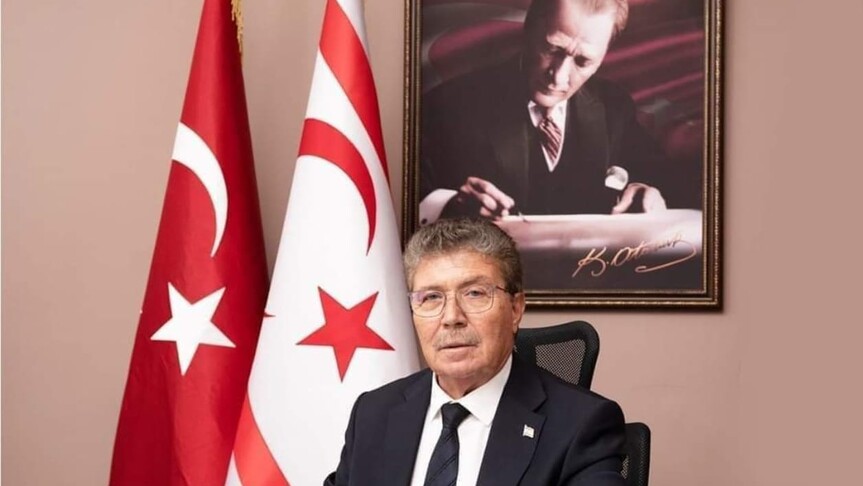 KKTC Başbakanı Üstel, Güney Kıbrıs Rum Yönetimi'nde, Türkiye ve KKTC bayraklarının yakılmasını kınadı