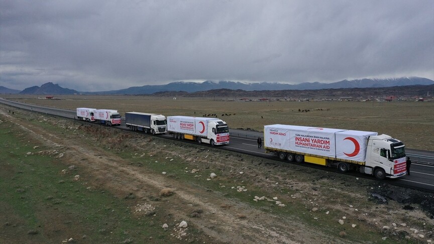 Türk Kızılayın insani yardım malzemelerini taşıyan 4 tırı İran'a geçti