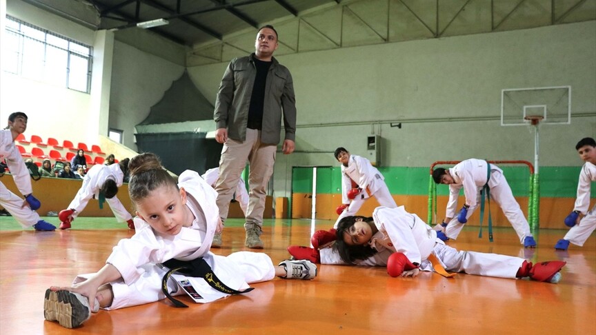 Karate antrenörü polis geleceğin şampiyonlarını yetiştiriyor