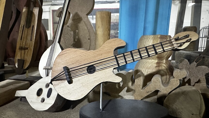 Familja Sezer në Turqi ka tre breza që transformon mbeturinat e drurit në art