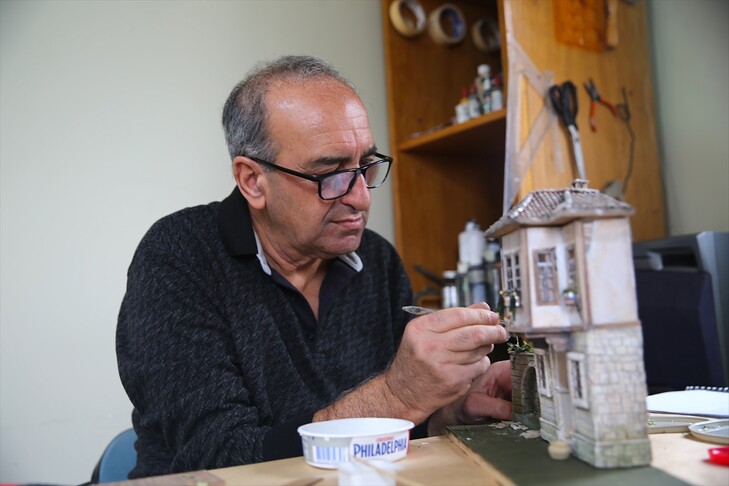 Artisti transformon materialet e mbeturinave në vepra arti me metodën e dioramës