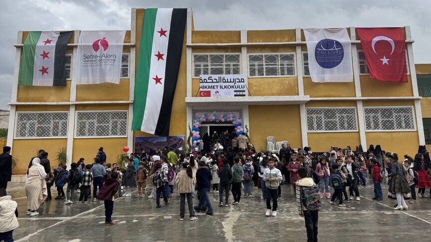 Rifillon mësimi në shkollën e dëmtuar nga lufta në Idlib të Sirisë dhe rindërtuar me mbështetjen e Turqisë
