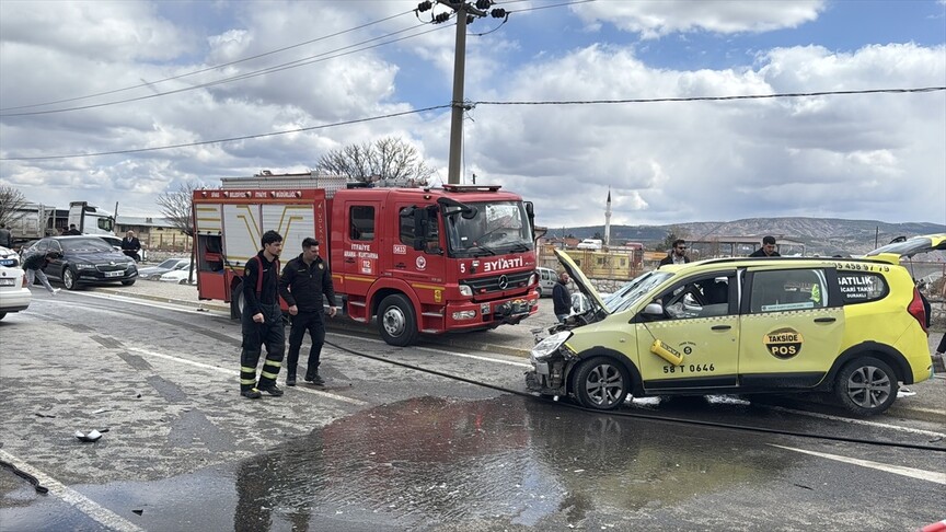 Sivas'ta taksi ile otomobilin çarpıştığı kazada 4'ü futbolcu 6 kişi yaralandı
