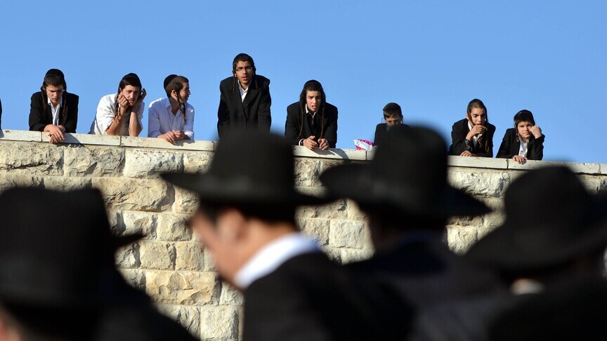 Mbi 200 kolonë të udhëhequr nga një rabin bastisin Xhaminë Al Aksa nën mbrojtjen e policisë izraelite