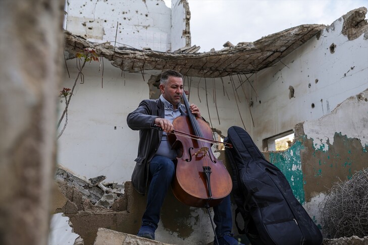 Suriyeli sanatçı İmad Mursi, müziğiyle ülkesine destek çağrısı yaptı