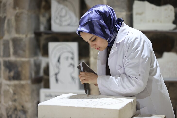 Tescilli Mardin taşına tarihi yapılardaki motifler işleniyor