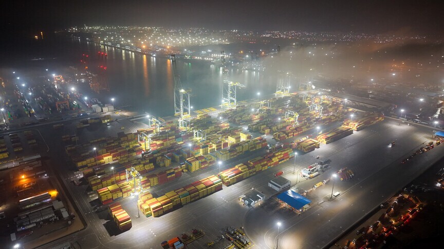 Agjencia britanike raporton kufizime të detyruara të qasjes detare në portet iraniane