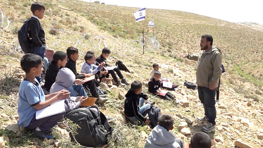 Batı Şeria'da öğrenciler, İsraillilerin kapattığı yol nedeniyle derslerini sokakta yaptı