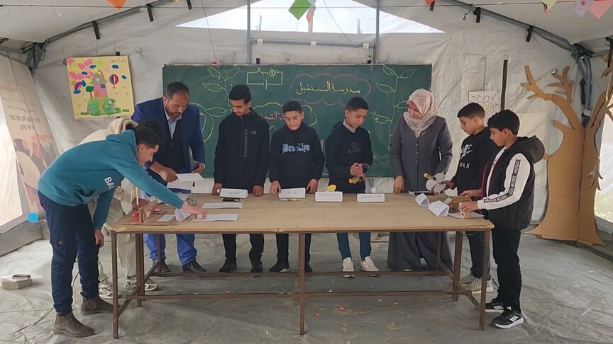 Gazzeli öğrenciler, çadır okulda "küçük mucit" projesiyle atık malzemeden çeşitli aletlerin maketini yapıyor
