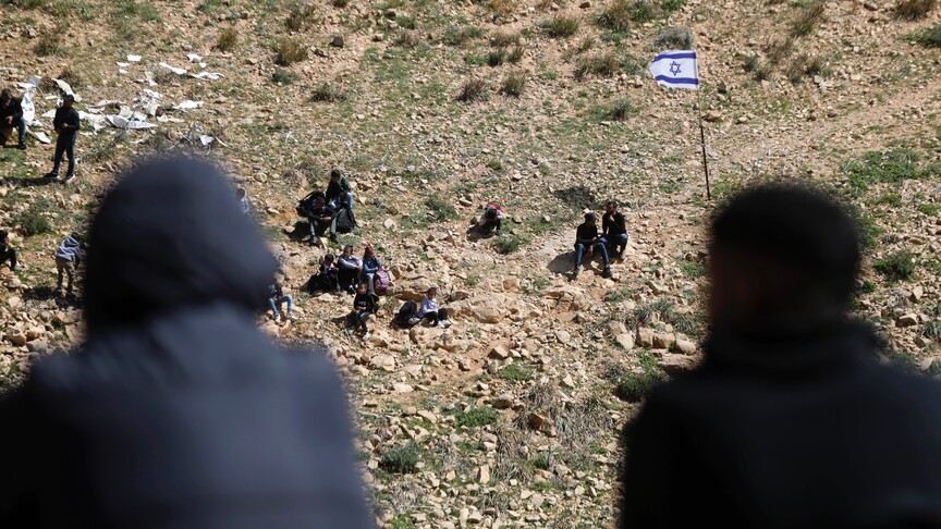 فند مزاعم الجيش.. "بتسليم" يوثق مقتل فلسطيني بيد مستوطن بالضفة