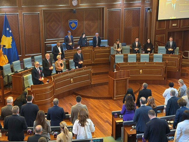  Ma kthe dritën    Kuvendi i Kosovës ndez qirinj për viktimat e dhunës seksuale të luftës