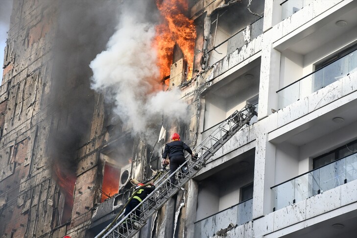 Përfshihet nga flakët një pallat në Tiranë  evakuohen banorët