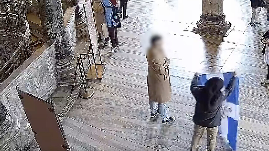 Ayasofya'da dini ve ideolojik içerik taşıyan sembolik bayrak açan 2 şüpheli tutuklandı