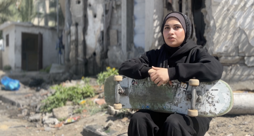 Gazzeli genç kız, kaykayıyla savaşın çocuklarına umut aşılıyor