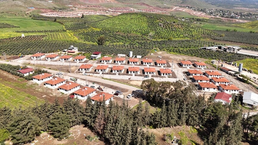 Hatay'da yapımı tamamlanan 28 köy evi depremzedelere teslim edildi