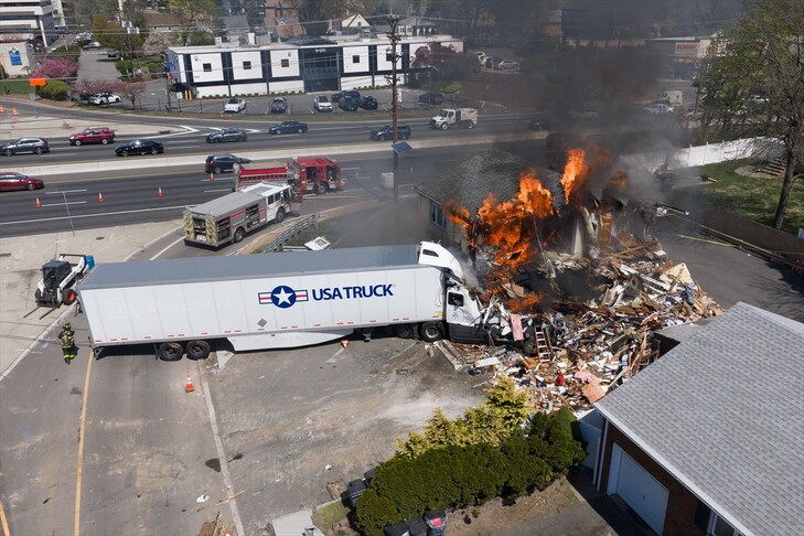 Zjarr shpërthen gjatë heqjes së kamionit të përplasur në një ndërtesë në SHBA