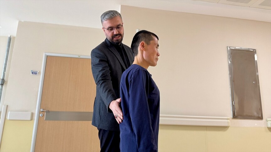 21 yıldır çektiği kamburluktan 12 saatlik ameliyatla kurtuldu