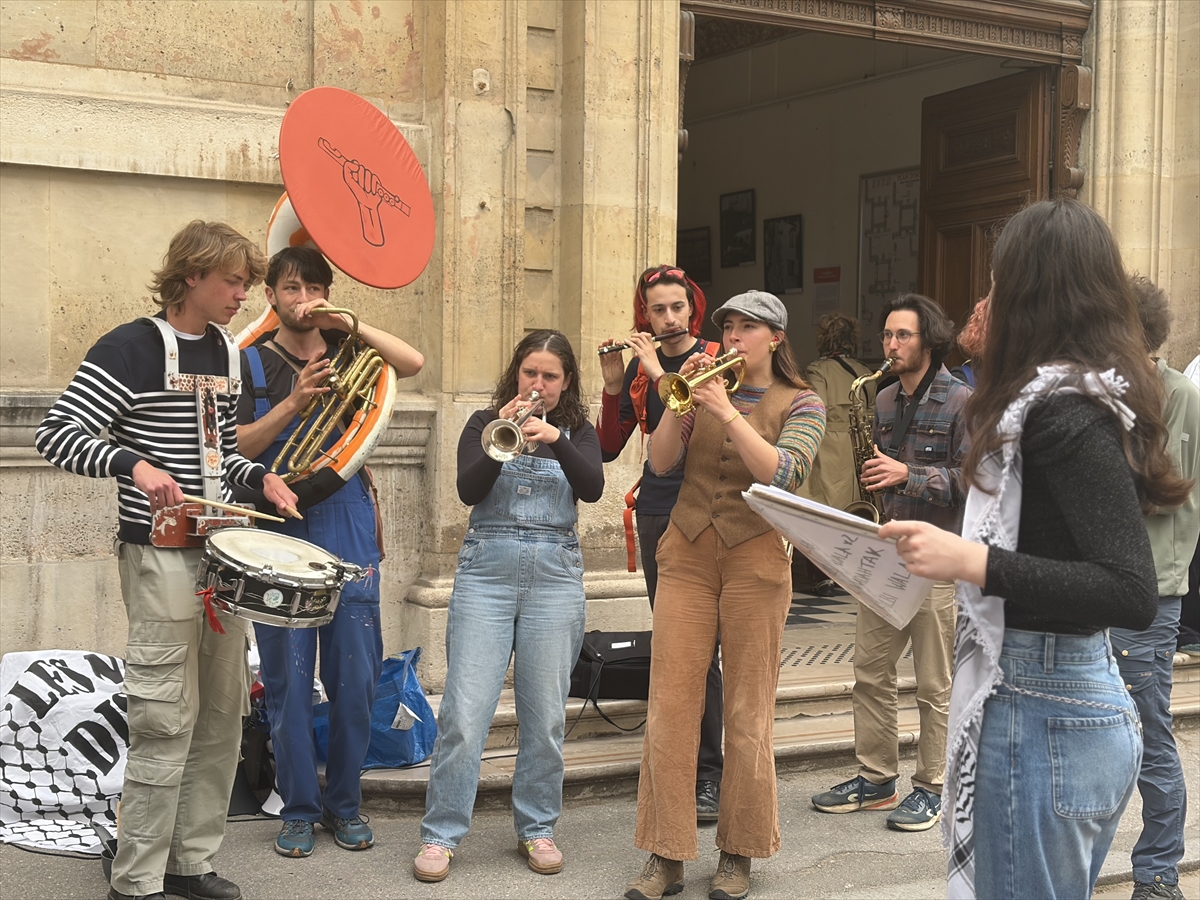 Paris’te öğrenciler, İsrailli üniversitelerle işbirliğine karşı müzikli eylem yaptı