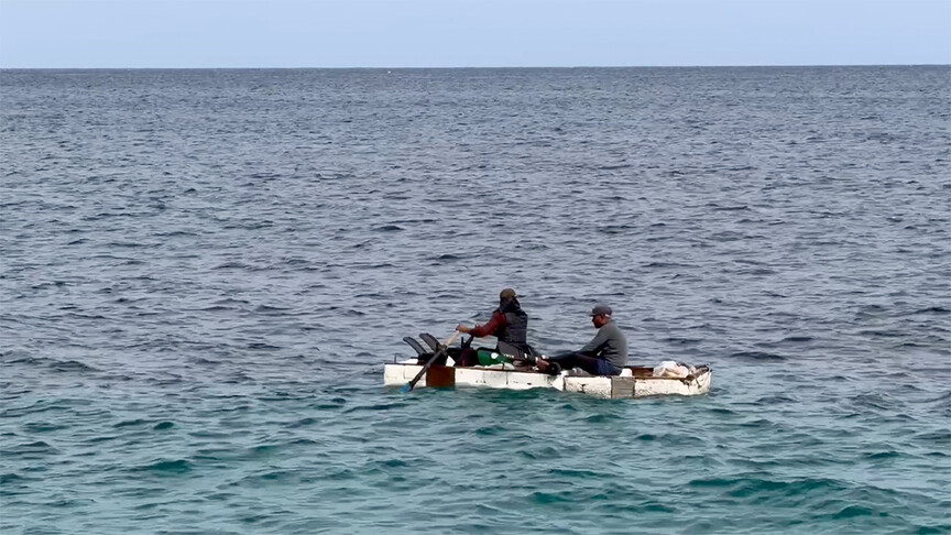 Kübalı balıkçılar strafordan yaptıkları sallarla denize açılıyor