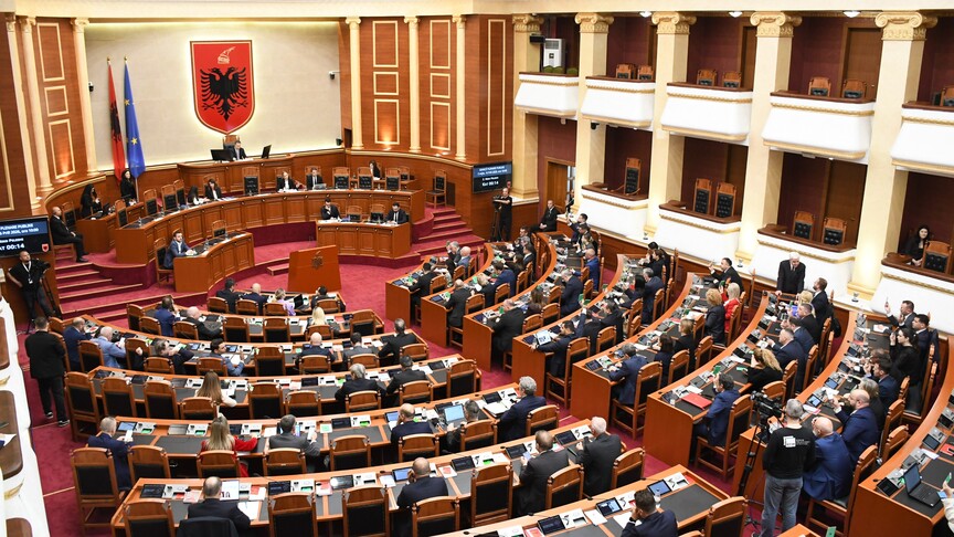 Kuvendi i Shqipërisë mblidhet në seancë plenare  shtyhet interpelanca me ministrin e Mbrojtjes