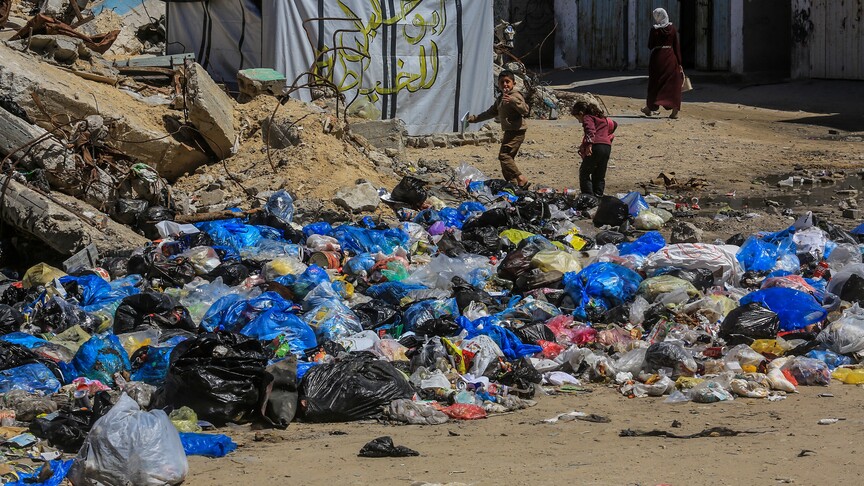 İsrail ablukası ve işgali altındaki Gazze'de toplanamayan çöpler sağlık ve çevre krizini derinleştiriyor