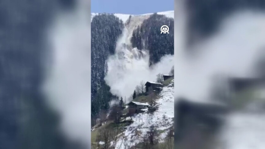 Trabzon'da çığ düşme anı cep telefonu kamerasıyla görüntülendi