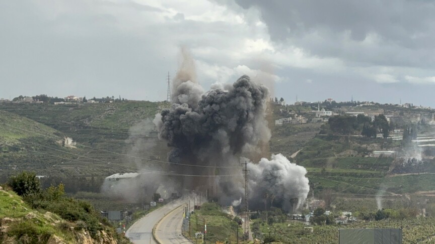 İsrail ordusu Lübnan'ın güneyindeki Kasımiye Köprüsü'nü bir kez daha bombaladı