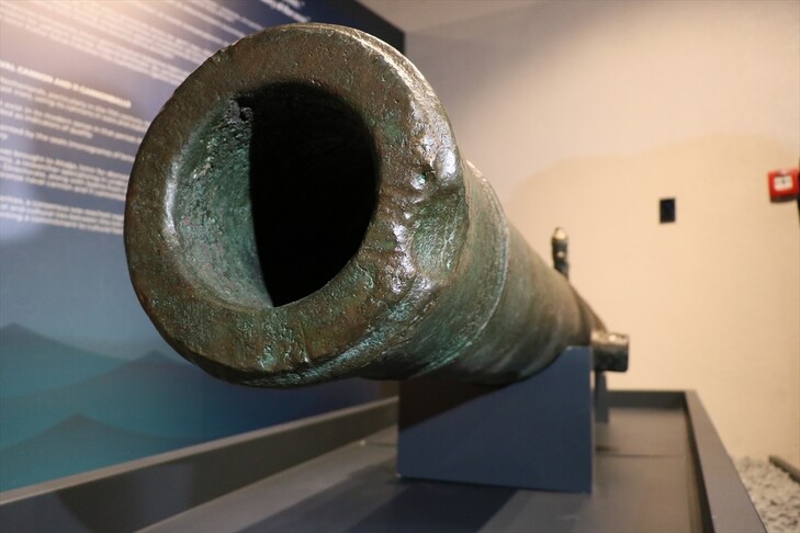 Gemi sökümünde ele geçirilen bronz gemi topu ve gülleleri İzmir'de görücüye çıktı