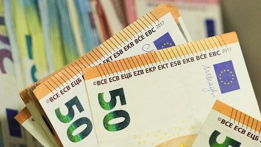 Persona të armatosur morën 25 pengje gjatë grabitjes së një banke në Itali  më pas ikën përmes tunelit