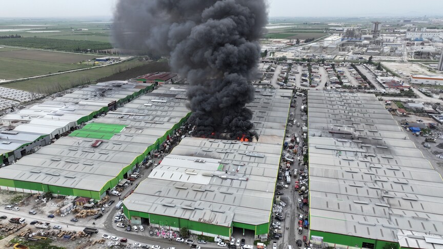 Adana'da geri dönüşüm tesisinde çıkan yangına müdahale ediliyor