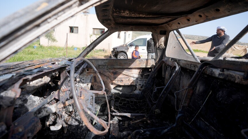 Pushtuesit izraelitë djegin automjete dhe sulmojnë shtëpitë palestineze në Bregun Perëndimor