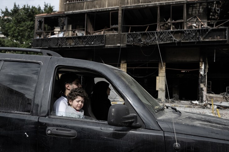 Beyrut'ta İsrail'in saldırılarıyla yerinden edilenler, ateşkesin ardından evlerine dönmeye başladı