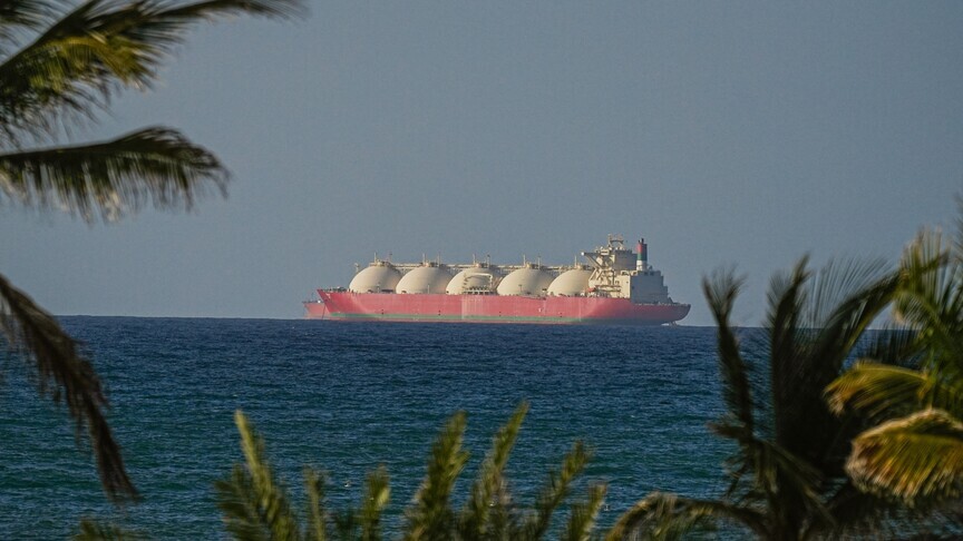 Cisterna me flamur pakistanez  anija e parë me naftë bruto që del nga Hormuzi që nga bllokada e SHBA së