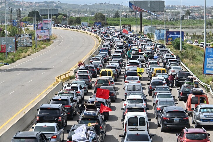 Beyrut'ta İsrail'in saldırılarıyla yerinden edilenler, ateşkesin ardından evlerine dönmeye başladı
