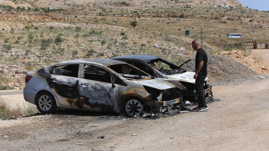 Filistin topraklarını gasbeden İsrailliler Batı Şeria'da Filistinlilerin araçlarını kundakladı