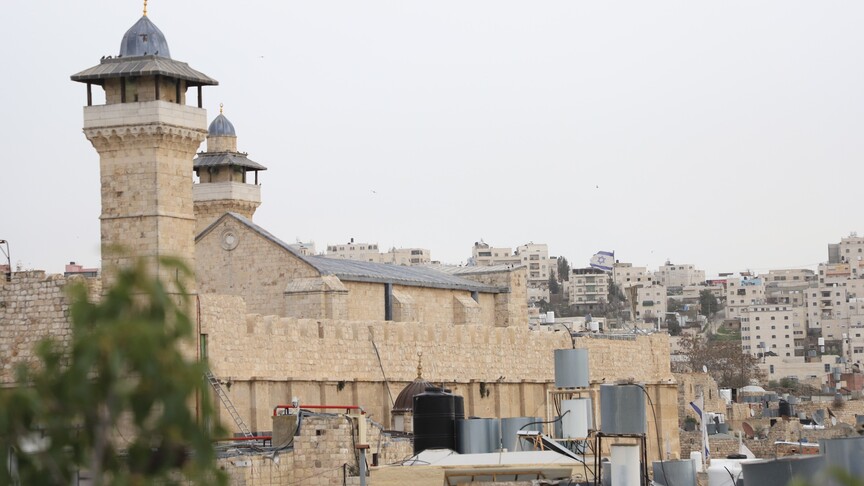 Harem-i İbrahim Camisi Müdürü Ebu Senine, İsrail'in, caminin İslami kimliğini değiştirmeye çalıştığını söyledi