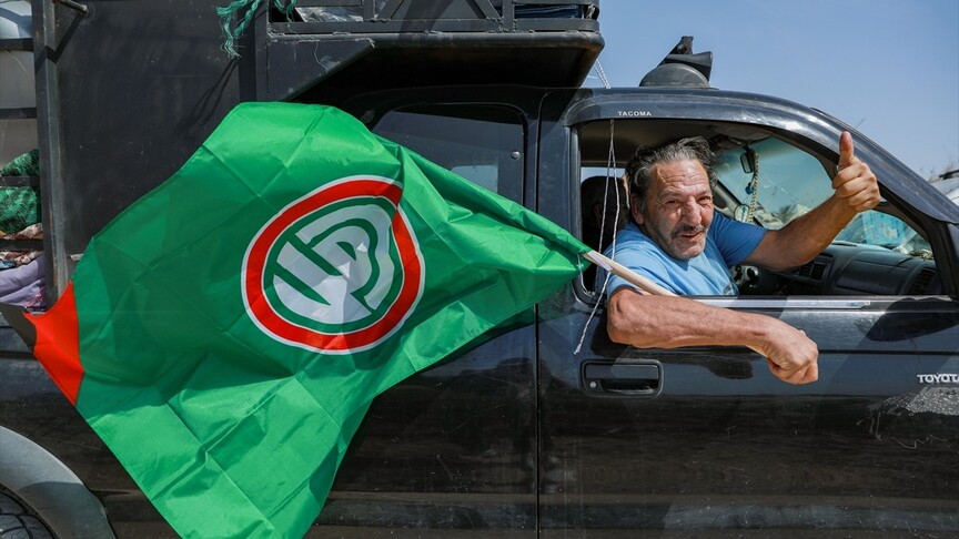 İsrail ile 10 günlük ateşkesin ardından yerinden edilen Lübnanlılar güneydeki evlerine dönüyor