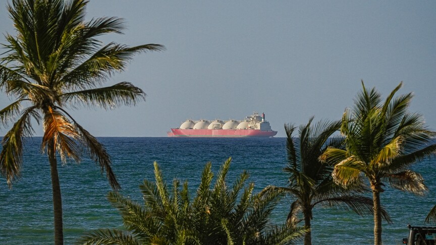 ABD/İsrail-İran Savaşı'nın başından beri ilk yolcu gemisi Hürmüz Boğazı'ndan geçti