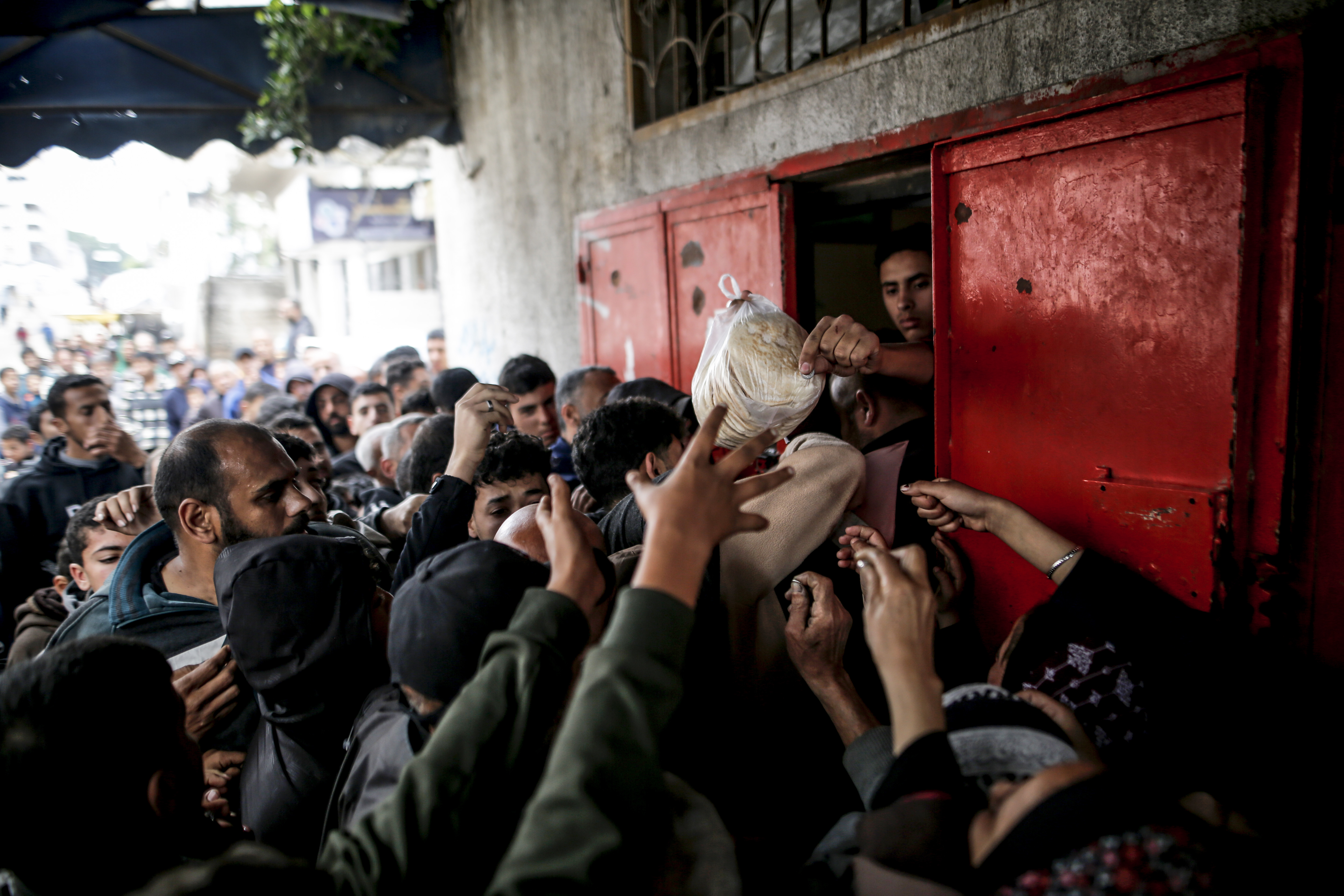 İsrail’in sürdürdüğü abluka nedeniyle gıda güvenliğinin çöktüğü Gazze’de ekmek krizi yaşanıyor