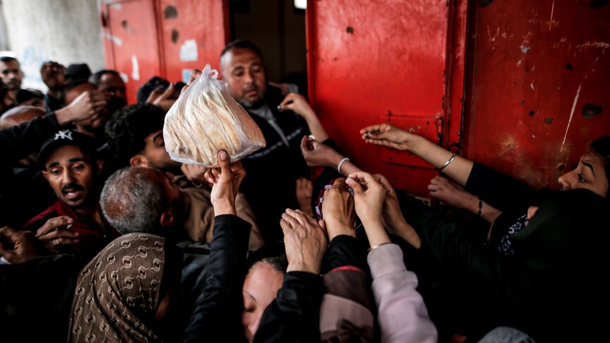 İsrail’in sürdürdüğü abluka nedeniyle gıda güvenliğinin çöktüğü Gazze’de ekmek krizi yaşanıyor