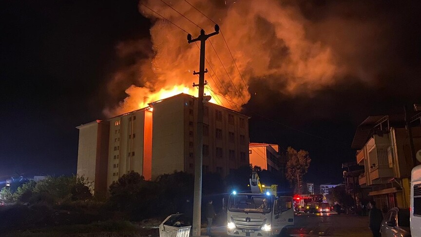 Aydın'da lise yurdunda çıkan yangına müdahale ediliyor