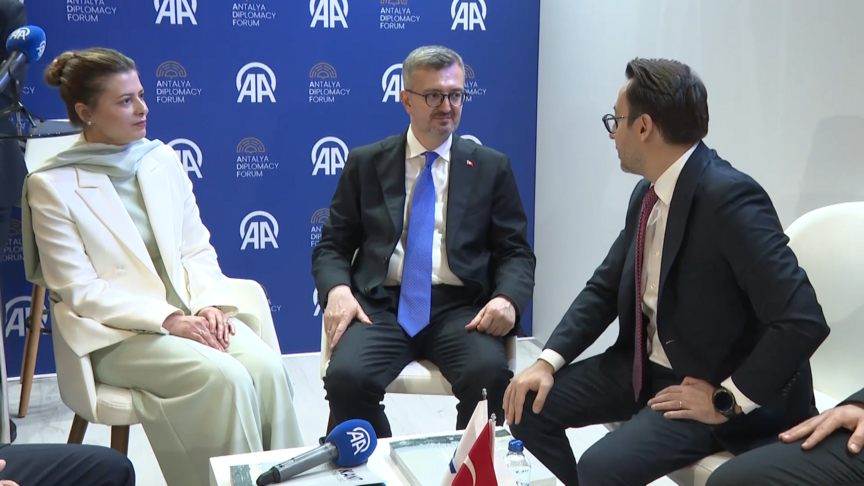 İletişim Başkanı Duran, Antalya Diplomasi Forumu'nda AA standını ziyaret etti