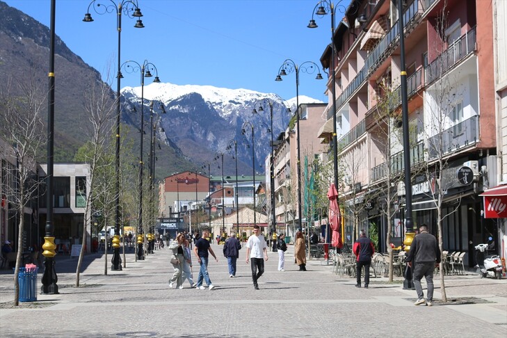 Peja  shëtitje mes historisë dhe gjallërisë urbane