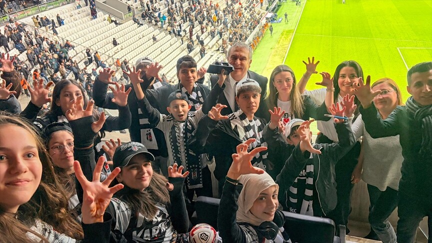 İzmirli öğrencilerin tribünde Beşiktaş maçı izleme hayali gerçeğe dönüştü