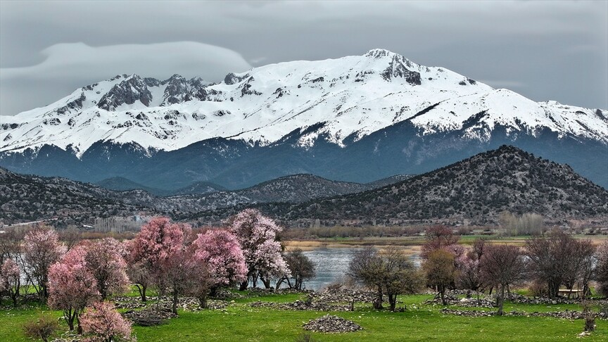 Beyşehir'de iki mevsimin güzelliği bir arada yaşanıyor