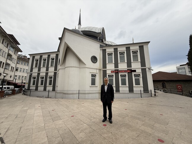 Imami e shndërroi katin e poshtëm të xhamisë në një qendër rinore